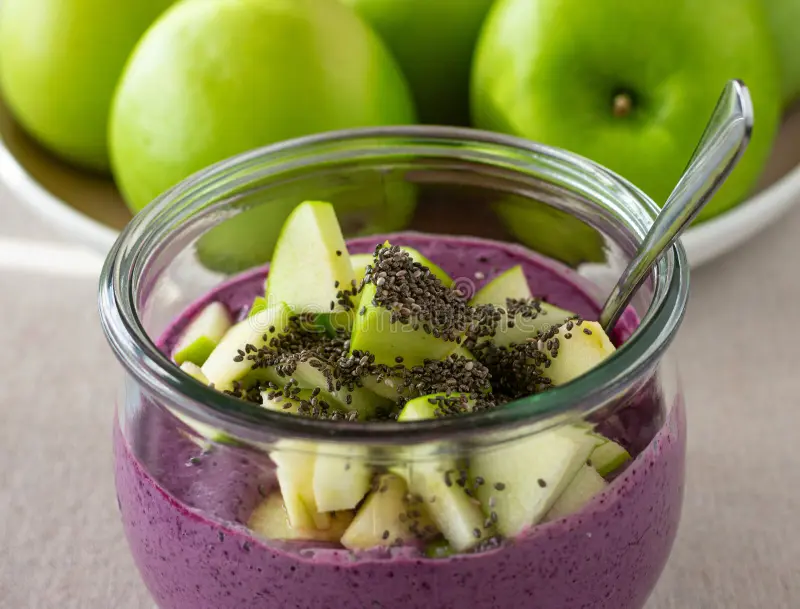 Yogur natural con chía y manzana